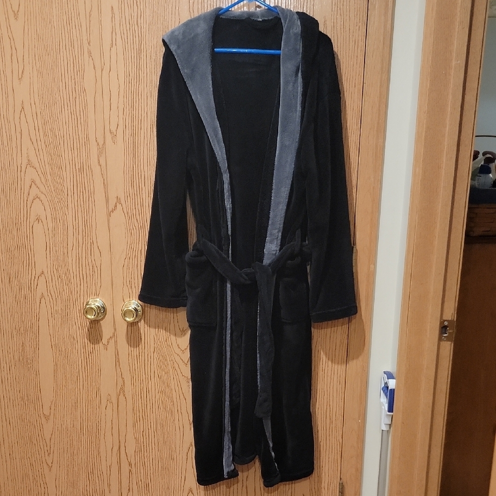Men's Black And Gray Plush Robe - Picture 3 of 4